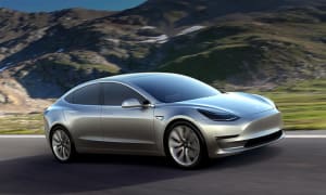 Tesla demonstrates new driveless tech
